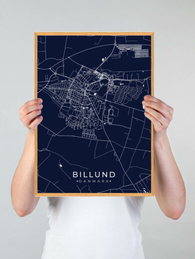 Billund by plakat med mørkeblå baggrund. Denne Billund plakat med området som motiv viser Billund fra sin smukkeste side
