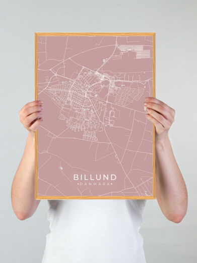 Billund by plakat med lyserød baggrund. Denne Billund plakat med området som motiv viser Billund fra sin smukkeste side