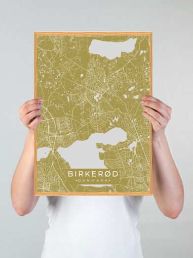 Birkerød by plakat med gul baggrund. Denne Birkerød plakat med området som motiv viser Birkerød fra sin smukkeste side
