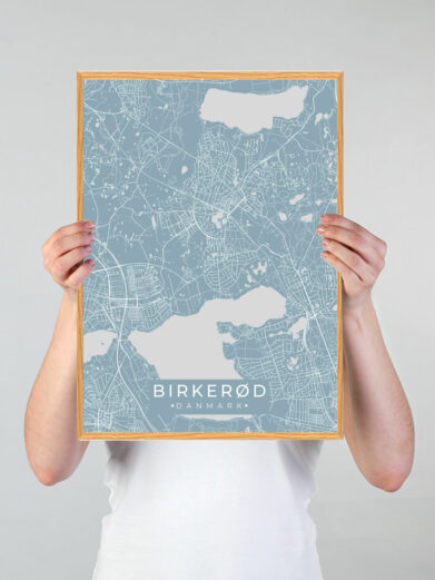 Birkerød by plakat med lyseblå baggrund. Denne Birkerød plakat med området som motiv viser Birkerød fra sin smukkeste side