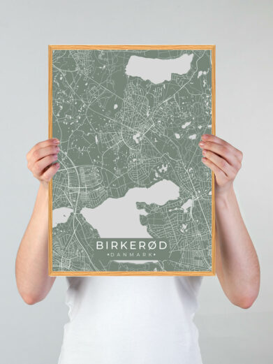 Birkerød by plakat med grøn baggrund. Denne Birkerød plakat med området som motiv viser Birkerød fra sin smukkeste side