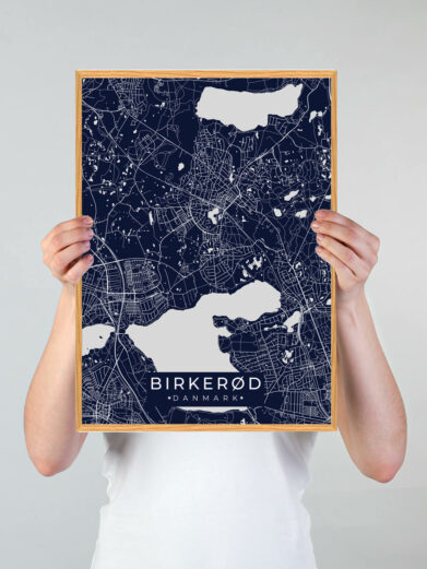 Birkerød by plakat med mørkeblå baggrund. Denne Birkerød plakat med området som motiv viser Birkerød fra sin smukkeste side