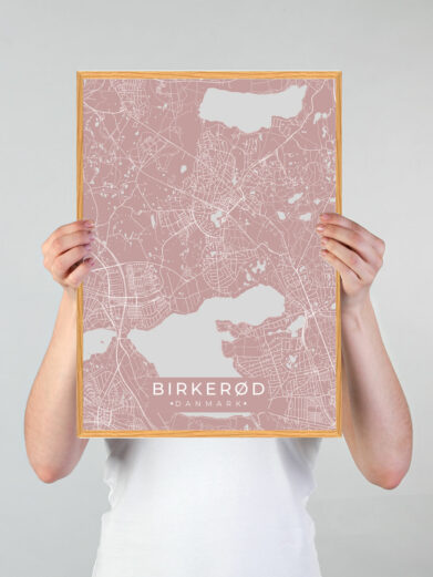 Birkerød by plakat med lyserød baggrund. Denne Birkerød plakat med området som motiv viser Birkerød fra sin smukkeste side
