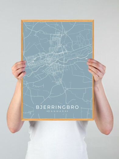 Bjerringbro by plakat med lyseblå baggrund. Denne Bjerringbro plakat med området som motiv viser Bjerringbro fra sin smukkeste side