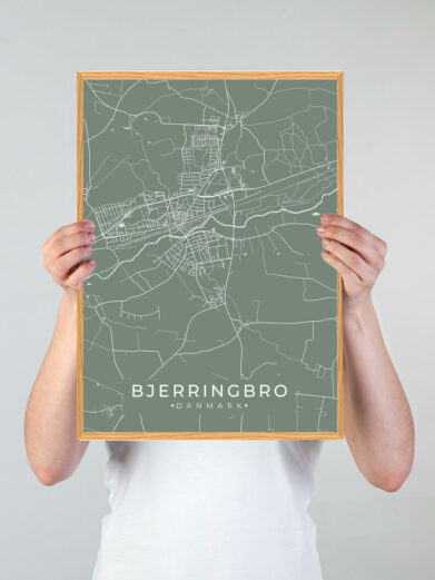 Bjerringbro by plakat med grøn baggrund. Denne Bjerringbro plakat med området som motiv viser Bjerringbro fra sin smukkeste side