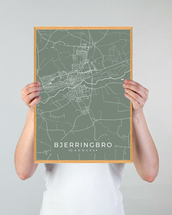 Bjerringbro by plakat med grøn baggrund. Denne Bjerringbro plakat med området som motiv viser Bjerringbro fra sin smukkeste side