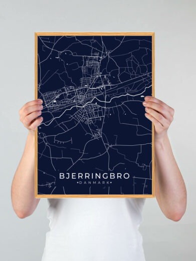Bjerringbro by plakat med mørkeblå baggrund. Denne Bjerringbro plakat med området som motiv viser Bjerringbro fra sin smukkeste side