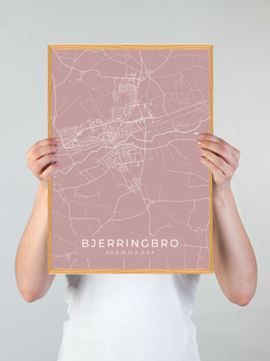 Bjerringbro by plakat med lyserød baggrund. Denne Bjerringbro plakat med området som motiv viser Bjerringbro fra sin smukkeste side