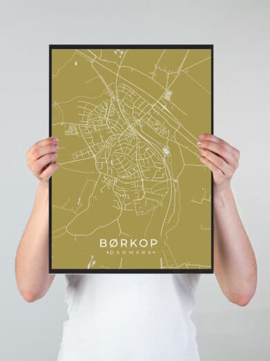 Børkop byplakat i stilrent design. Denne Børkop byplakat er med gul baggrund og viser Børkop fra sin smukkeste side