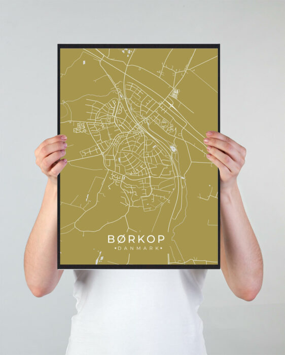 Børkop byplakat i stilrent design. Denne Børkop byplakat er med gul baggrund og viser Børkop fra sin smukkeste side