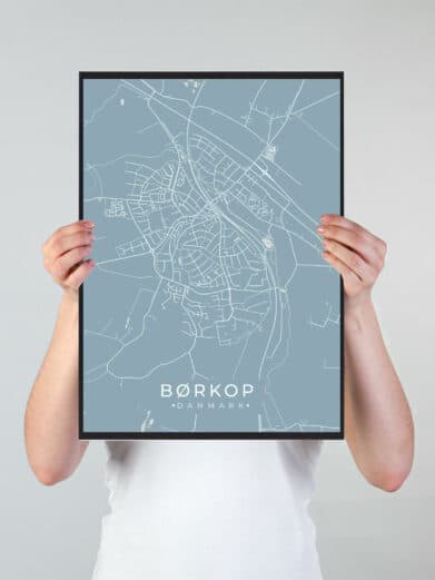 Børkop byplakat i stilrent design. Denne Børkop byplakat er med lyseblå baggrund og viser Børkop fra sin smukkeste side