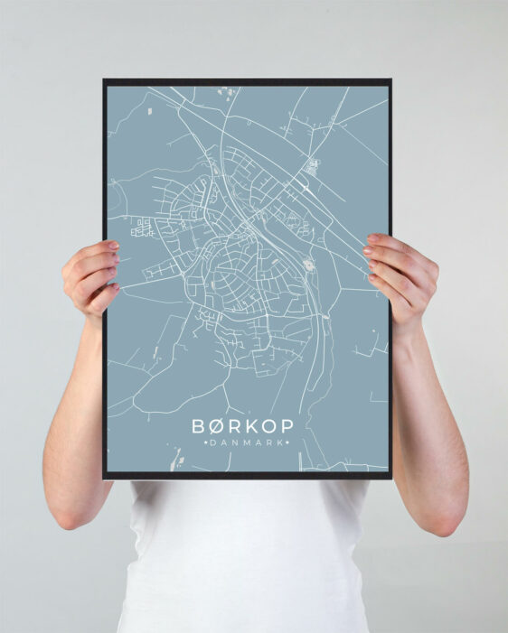 Børkop byplakat i stilrent design. Denne Børkop byplakat er med lyseblå baggrund og viser Børkop fra sin smukkeste side