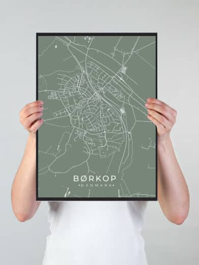 Børkop byplakat i stilrent design. Denne Børkop byplakat er med grøn baggrund og viser Børkop fra sin smukkeste side