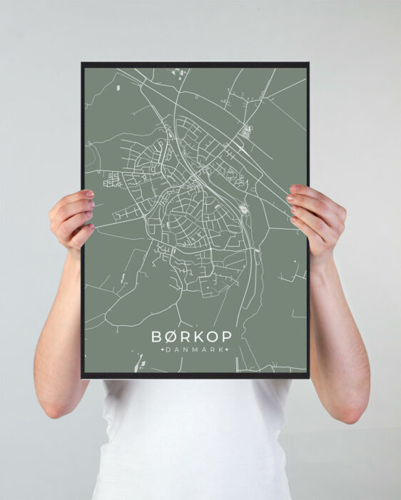 Børkop byplakat i stilrent design. Denne Børkop byplakat er med grøn baggrund og viser Børkop fra sin smukkeste side