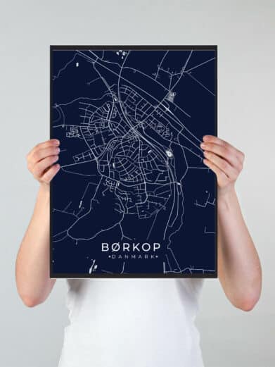 Børkop byplakat i stilrent design. Denne Børkop byplakat er med mørkeblå baggrund og viser Børkop fra sin smukkeste side
