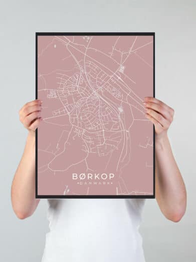 Børkop byplakat i stilrent design. Denne Børkop byplakat er med rosa baggrund og viser Børkop fra sin smukkeste side