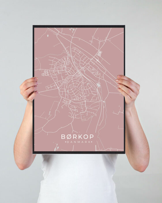 Børkop byplakat i stilrent design. Denne Børkop byplakat er med rosa baggrund og viser Børkop fra sin smukkeste side