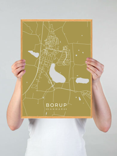 Borup byplakat i stilrent design. Denne Borup byplakat er med gul baggrund og viser Borup fra sin smukkeste side
