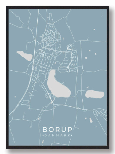 Borup byplakat i stilrent design. Denne Borup byplakat er med lyseblå baggrund og viser Borup fra sin smukkeste side