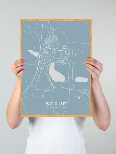 Borup byplakat i stilrent design. Denne Borup byplakat er med lyseblå baggrund og viser Borup fra sin smukkeste side