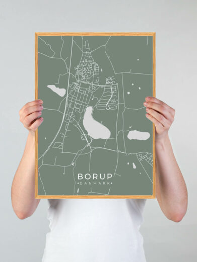 Borup byplakat i stilrent design. Denne Borup byplakat er med grøn baggrund og viser Borup fra sin smukkeste side