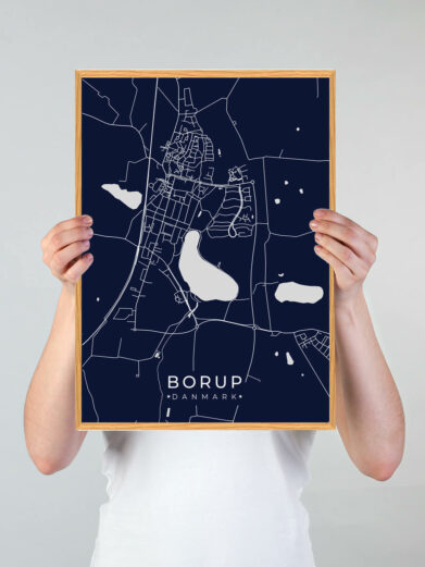 Borup byplakat i stilrent design. Denne Borup byplakat er med mørkeblå baggrund og viser Borup fra sin smukkeste side