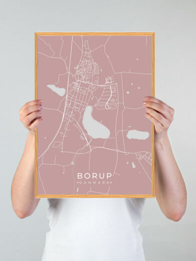 Borup byplakat i stilrent design. Denne Borup byplakat er med rosa baggrund og viser Borup fra sin smukkeste side