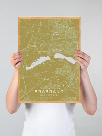 Brabrand byplakat i stilrent design. Denne Brabrand byplakat er med gul baggrund og viser Brabrand fra sin smukkeste side
