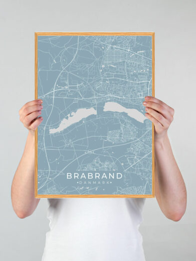 Brabrand byplakat i stilrent design. Denne Brabrand byplakat er med lyseblå baggrund og viser Brabrand fra sin smukkeste side