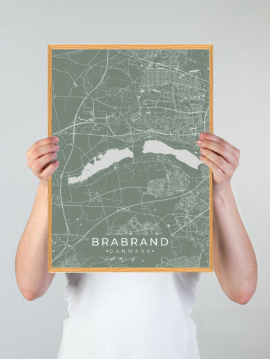 Brabrand byplakat i stilrent design. Denne Brabrand byplakat er med grøn baggrund og viser Brabrand fra sin smukkeste side