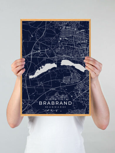 Brabrand byplakat i stilrent design. Denne Brabrand byplakat er med mørkeblå baggrund og viser Brabrand fra sin smukkeste side