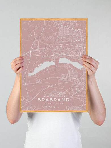 Brabrand byplakat i stilrent design. Denne Brabrand byplakat er med rosa baggrund og viser Brabrand fra sin smukkeste side