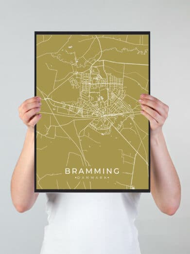 Bramming byplakat i stilrent design. Denne Bramming byplakat er med gul baggrund og viser Bramming fra sin smukkeste side