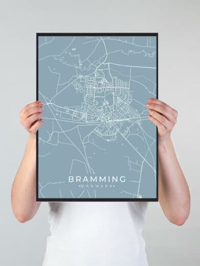 Bramming byplakat i stilrent design. Denne Bramming byplakat er med lyseblå baggrund og viser Bramming fra sin smukkeste side