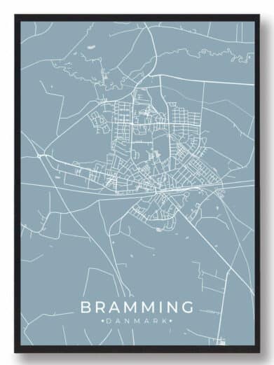 Bramming byplakat i stilrent design. Denne Bramming byplakat er med lyseblå baggrund og viser Bramming fra sin smukkeste side