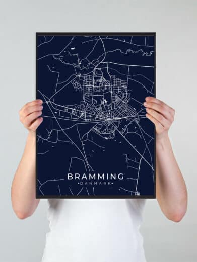 Bramming byplakat i stilrent design. Denne Bramming byplakat er med mørkeblå baggrund og viser Bramming fra sin smukkeste side