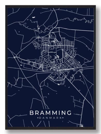 Bramming byplakat i stilrent design. Denne Bramming byplakat er med mørkeblå baggrund og viser Bramming fra sin smukkeste side