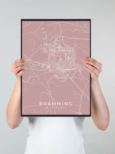 Bramming byplakat i stilrent design. Denne Bramming byplakat er med rosa baggrund og viser Bramming fra sin smukkeste side