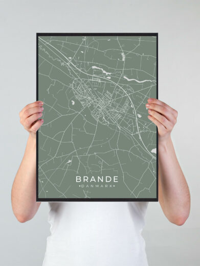 Brande byplakat i stilrent design. Denne Brande byplakat er med grøn baggrund og viser Brande fra sin smukkeste side