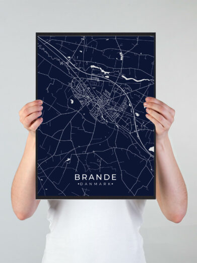 Brande byplakat i stilrent design. Denne Brande byplakat er med mørkeblå baggrund og viser Brande fra sin smukkeste side