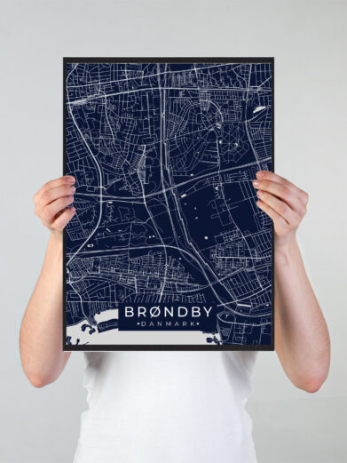 Brøndby byplakat i stilrent design. Denne Brøndby byplakat er med mørkeblå baggrund og viser Brøndby fra sin smukkeste side