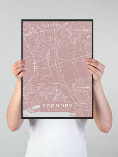 Brøndby byplakat i stilrent design. Denne Brøndby byplakat er med rosa baggrund og viser Brøndby fra sin smukkeste side