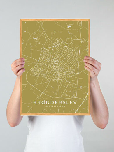 Brønderslev byplakat i stilrent design. Denne Brønderslev byplakat er med gul baggrund og viser Brønderslev fra sin smukkeste side