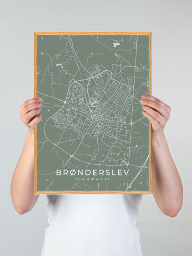 Brønderslev byplakat i stilrent design. Denne Brønderslev byplakat er med grøn baggrund og viser Brønderslev fra sin smukkeste side