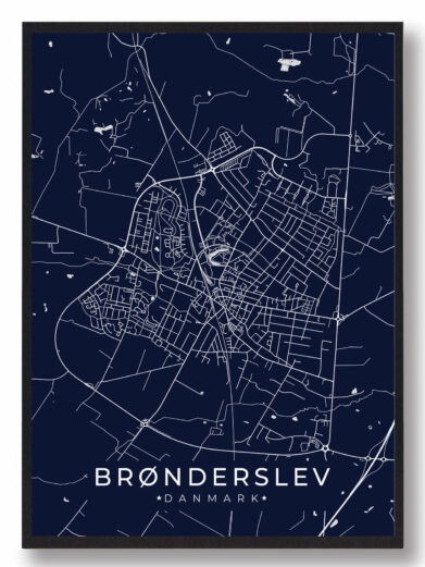 Brønderslev byplakat i stilrent design. Denne Brønderslev byplakat er med mørkeblå baggrund og viser Brønderslev fra sin smukkeste side