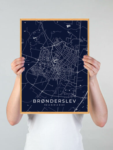Brønderslev byplakat i stilrent design. Denne Brønderslev byplakat er med mørkeblå baggrund og viser Brønderslev fra sin smukkeste side