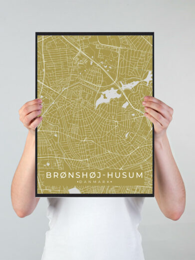 Brønshøj Husum byplakat i stilrent design. Denne Brønshøj Husum byplakat er med gul baggrund og viser Brønshøj Husum fra sin smukkeste side