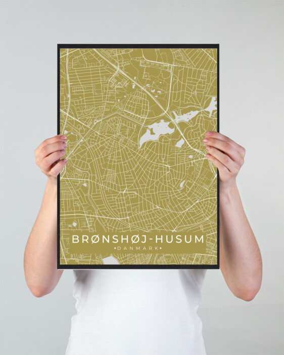 Brønshøj Husum byplakat i stilrent design. Denne Brønshøj Husum byplakat er med gul baggrund og viser Brønshøj Husum fra sin smukkeste side