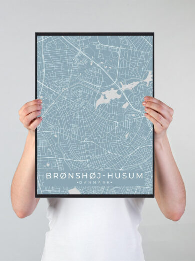 Brønshøj Husum byplakat i stilrent design. Denne Brønshøj Husum byplakat er med lyseblå baggrund og viser Brønshøj Husum fra sin smukkeste side