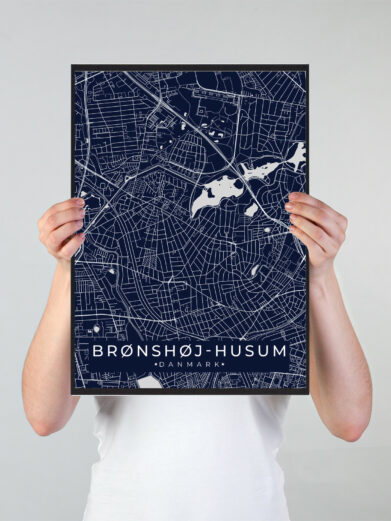 Brønshøj Husum byplakat i stilrent design. Denne Brønshøj Husum byplakat er med gul baggrund og viser Brønshøj Husum fra sin smukkeste side
